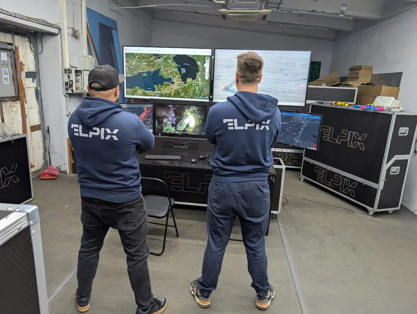 Інженери Elpix налаштовують мобільну відеостіну у виробничому цеху