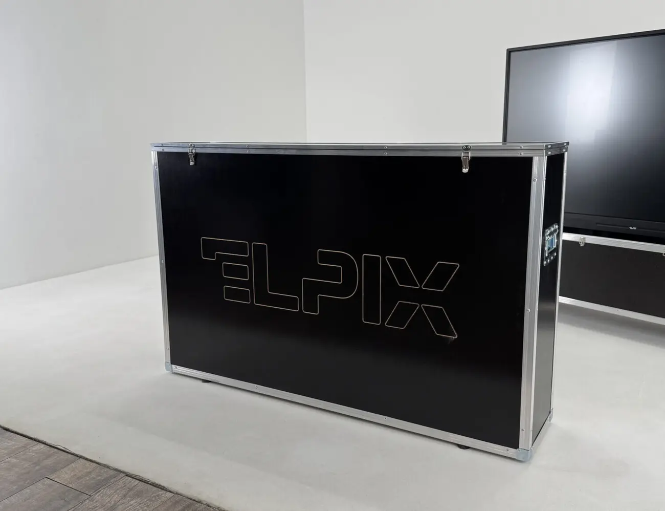 Транспортний кейс Elpix із панеллю, підготовка до перевезення