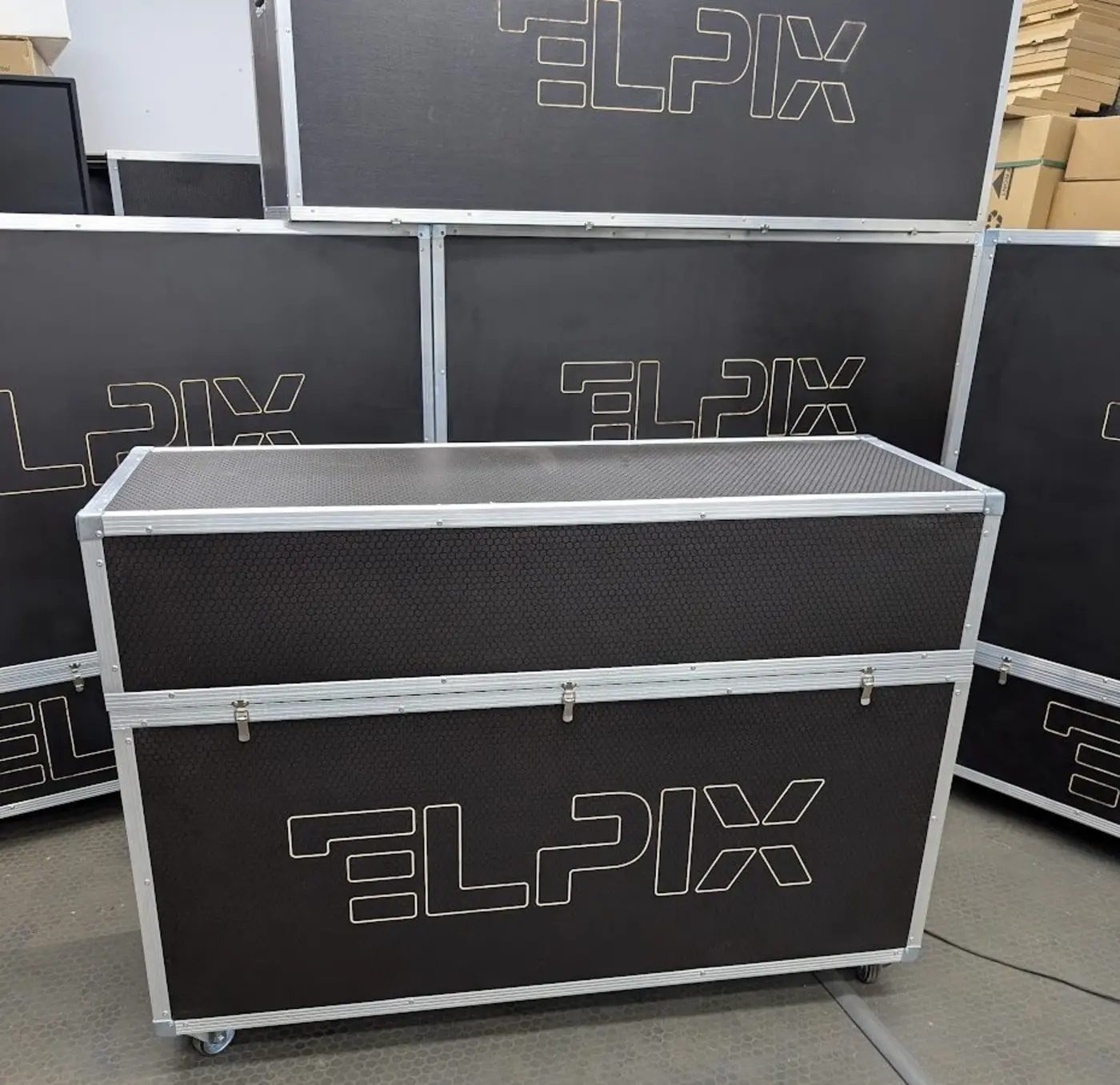 Транспортні кейси Elpix для мобільних відеостін на виробництві